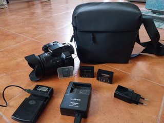 Cámara Panasonic Lumix FZ330 4K con Accesorios
