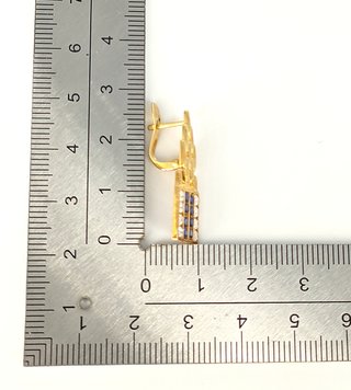 Pendiente de oro de 18k con piedras, 3.99 g.