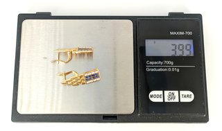 Pendiente de oro de 18k con piedras, 3.99 g.
