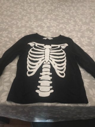 Camiseta H&M esqueleto Halloween niño 2 a 4 años