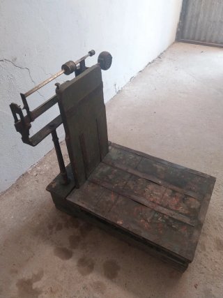 Báscula Antigua de Madera y Metal