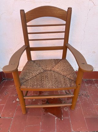 Sillón de madera con asiento de ratán