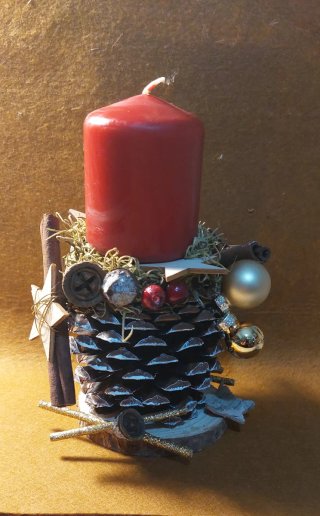 Centro de mesa navideño con vela