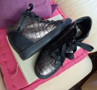 Botines con cuña negros y plateados