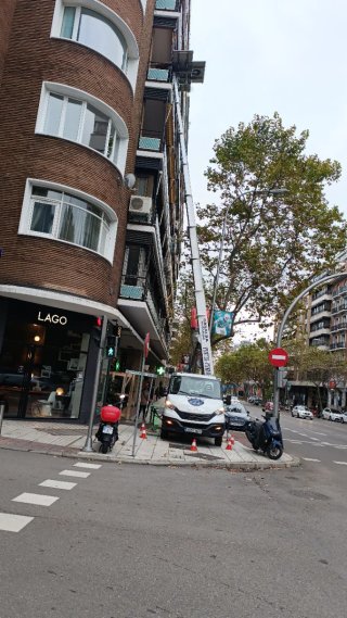 Grúas y monta muebles GRIJALBA