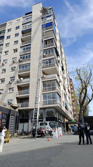 Grúas y monta muebles GRIJALBA