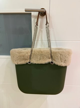 Bolso O bag verde con pelo beige