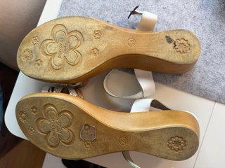 Sandalias blancas con tacón