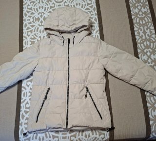 Plumífero color beige, de NewYorker. Talla M