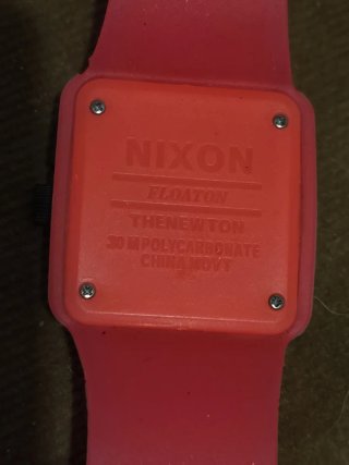 Reloj  marca NIXONde Pulsera Rosa con Esfera Cuadr