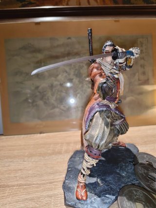 Figura Sekiro Lupo + Monete di Ferro + Mappa