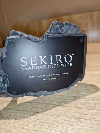 Figura Sekiro Lupo + Monete di Ferro + Mappa