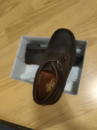 Zapatos de niño marrones con velcro