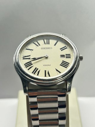 Reloj Seiko Cuarzo Beige y Plateado