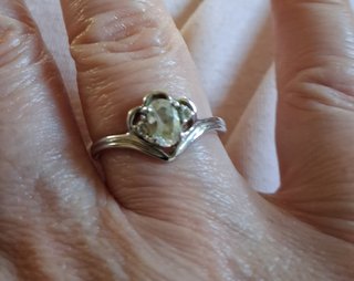 Anillo de plata con piedra ovalada verde