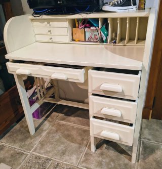 Scrivania in legno bianco con cassetti