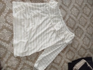 Camiseta asimétrica una manga blanca y dorada