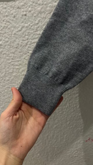 Jersey gris con cuello de camisa azul