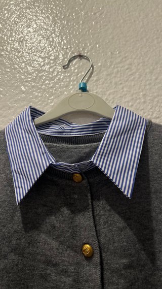 Jersey gris con cuello de camisa azul