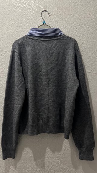 Jersey gris con cuello de camisa azul