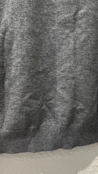 Jersey gris con cuello de camisa azul