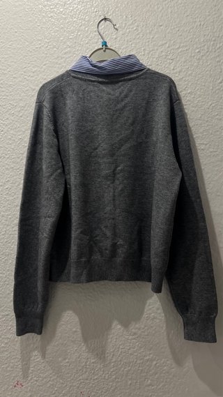Jersey gris con cuello de camisa azul