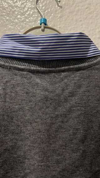 Jersey gris con cuello de camisa azul