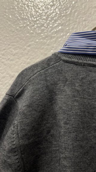 Jersey gris con cuello de camisa azul