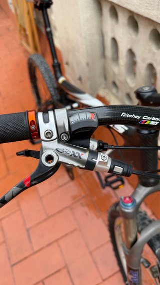 Bicicleta de Montaña Giant NRS de carbono
