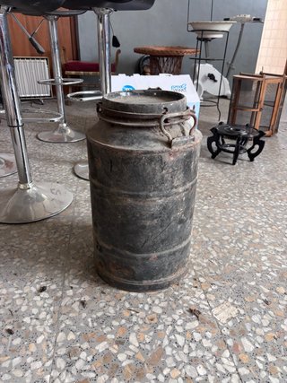Antigua cántara de leche de metal rústica
