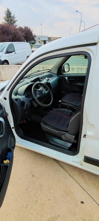 Peugeot Partner 1.9 año 2003 . Itv hasta 2027.elevalunas eléctricas, aire acondicionado, interior bien cuidado. Coche perfecto y económico para trabajar. Contactar partner 2003