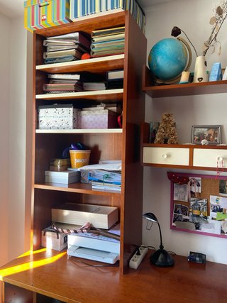 Dormitorio juvenil con estantería y escritorio