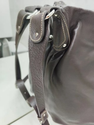 Bolso grande marrón con correa larga