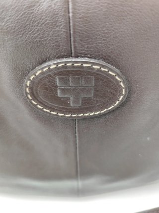 Bolso grande marrón con correa larga