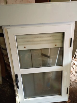 Ventanal blanco con persiana