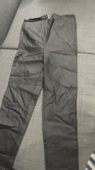 Pantalón Negro Efecto Piel