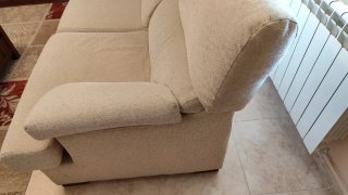 Sofá de dos plazas beige