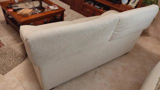 Sofá de dos plazas beige