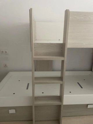 Litera juvenil con armario, cajones y estanterías.