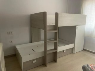 Litera juvenil con armario, cajones y estanterías.