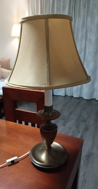 Lámpara de mesa clásica.
