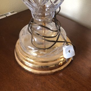 Lámpara de mesa cristal tallado.