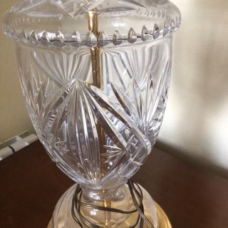 Lámpara de mesa cristal tallado.