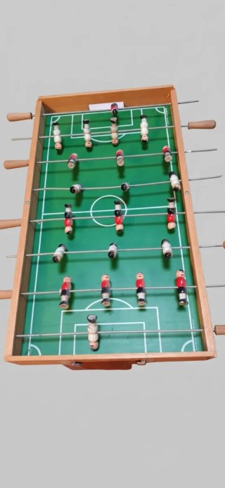 Futbolín antiguo de madera
