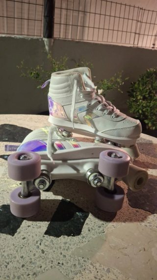 Patines de 4 ruedas blancos con detalles iridiscen