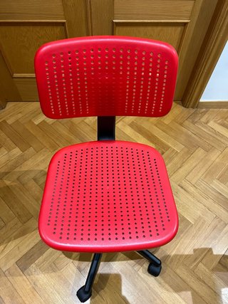 Silla de escritorio roja y negra