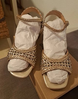 Sandalias doradas trenzadas