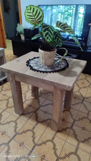 Mesita auxiliar rústica de madera
