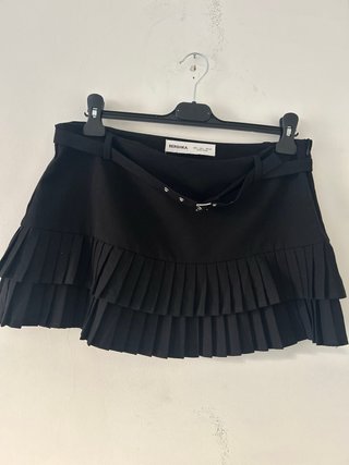 Falda Bershka negra plisada con cinturón