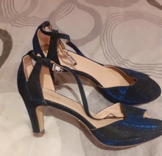 Zapatos de fiesta negros y azules